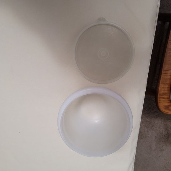 1 Tupperware round bowl - Picture 2 of 2